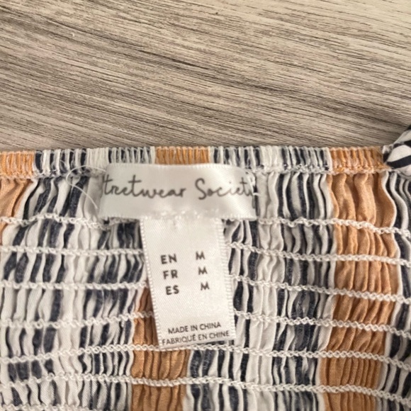 Yellow dresses - Picture 4 of 4